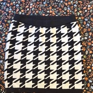 Stylish Black and White Houndstooth Skirt